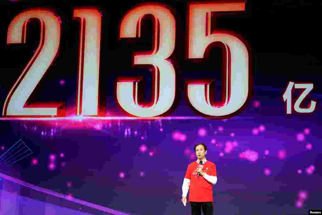 中国电商巨头阿里巴巴在“双11”购物节完成创纪录的2,135亿元人民币网上成交额,阿里巴巴首席执行官张勇在第二天讲话。成交额比去年购物节增长27%,但路透社报道,相对去年的39%增幅,今年天猫双11的增速下降了,并落在分析师预估的下限。
