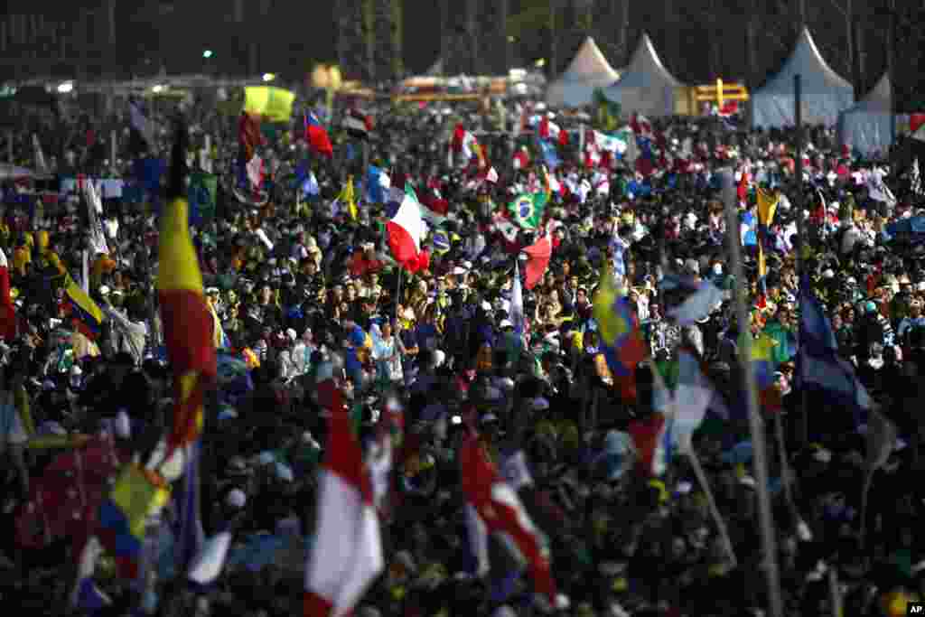 Hàng vạn giới trẻ tụ tập tại bãi biển Copacabana, thành phố Rio de Janeiro, nhân Ngày Giới Trẻ Thế Giới, 23/7.