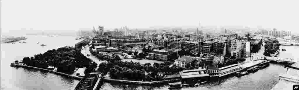 鸟瞰1973年的上海:外滩、黄浦江、浦东……1972年2月28日,两国政府在上海签署了联合外交公报《上海公报》 。《上海公报》成为后来四十多年里美中关系基础的一部分。在台湾问题上, 根据上海公报,中方重申:中华人民共和国政府是中国的唯一合法政府;台湾是中国的一省。(The Chinese side reaffirmed its position....the Government of the People's Republic of China is the sole legal government of China; Taiwan is a province of China...)。而美方声明:美国认识到,在台湾海峡两边的中国人都认为只有一个中国,台湾是中国的一部分。(The U.S. side declared: The United States acknowledges that all Chinese on either side of the Taiwan Strait maintain there is but one China and that Taiwan is a part of China...)