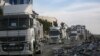 Sejumlah truk yang membawa bantuan kemanusiaan bergerak melalui perbatasan Kerem Shalom dari Mesir menuju Jalur Gaza, pada 19 Januari 2025. (Foto: AP/Jehad Alshrafi)