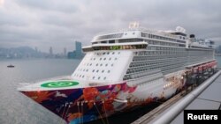 由于担心新冠病毒而被台湾拒绝进入高雄港的世界梦号游轮停泊在香港启德游轮码头。(2020年2月5日)