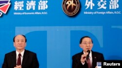 Người đứng đầu Cơ quan kinh tế Đài Loan Chang Chia-Juch và Bộ trưởng Ngoại giao Ðài Loan David Lin trong cuộc họp báo sau khi Ðài Loan và Singapore ký hiệp định thương mại tự do sau hơn 3 năm đàm phán.