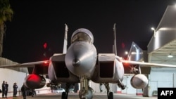 以色列一架战斗机离开机库,准备执行轰炸任务。(2024年10月26日)