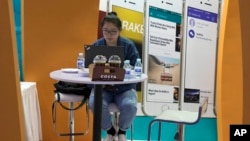 2017年4月28日,一名女子在北京的全球移动互联网论坛上使用电脑(资料图)