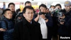 朝鲜外交部负责美国事务的高级官员崔康一(Choe Kang Il)在北京首都机场等候飞往赫尔辛基的飞机