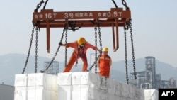 中国东部江苏省连云港市的港口，工人们将出口产品装船（2020年6月7日）。