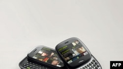 微软公司推出社交手机KIN ONE(右)和KIN TWO(左)