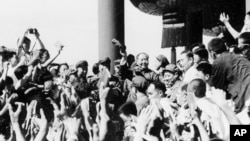 历史照片:中共主席毛泽东与来自北京等地的师生见面并挥手。(1966年8月)