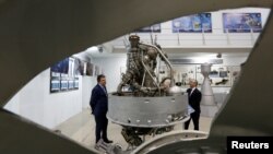 资料照:俄罗斯西伯利亚国立航空航天大学的教育和展示中心在接待参观者观看一个展出的火箭发动机。(2017年4月11日)