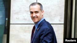 Người quản lý chiến dịch tranh cử của ông Trump, Corey Lewandowski, rời khỏi cuộc họp nhóm tài chính quốc gia của ông Trump tại khách sạn Four Seasons ở New York, ngày 9 tháng 6 năm 2016.