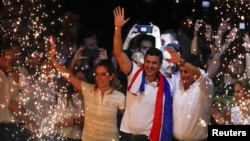 承诺会与台湾维持邦交的红党候选人圣地亚哥·培尼亚(Santiago Pena,中)庆祝在2023年4月30日巴拉圭总统大选中胜出。(路透社)