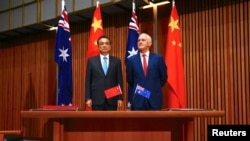 中国总理李克强与澳大利亚总理特恩布尔在位于堪培拉的议会大厅共同出席一项签字仪式(2017年3月24日资料照片)