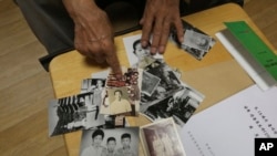 韩国一个家庭在团聚前展示家庭照(美联社)