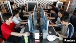 资料照:中国年轻人在网吧上网(2003年7月23日)