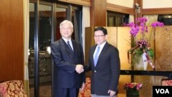 台湾陆委会主委夏立言(左)与中国海协会长陈德铭(右)首次会面 (美国之音李逸华拍摄 资料照片)