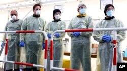 Nhân viên y tế Đức đang chờ thực hiện hướng dẫn cách xét nghiệm virus corona tại Munich vào ngày 23/3/2020.