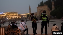 警察在新疆喀什的艾提尕尔清真寺外巡逻。（2021年5月3日）