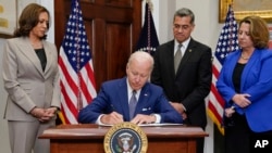 美国总统拜登在副总统哈里斯、卫生部长贝塞拉和司法部副部长莫纳科的陪同下在白宫签署一项行政命令,保护女性寻求包括堕胎在内的生育保健服务。(2022年7月8日)