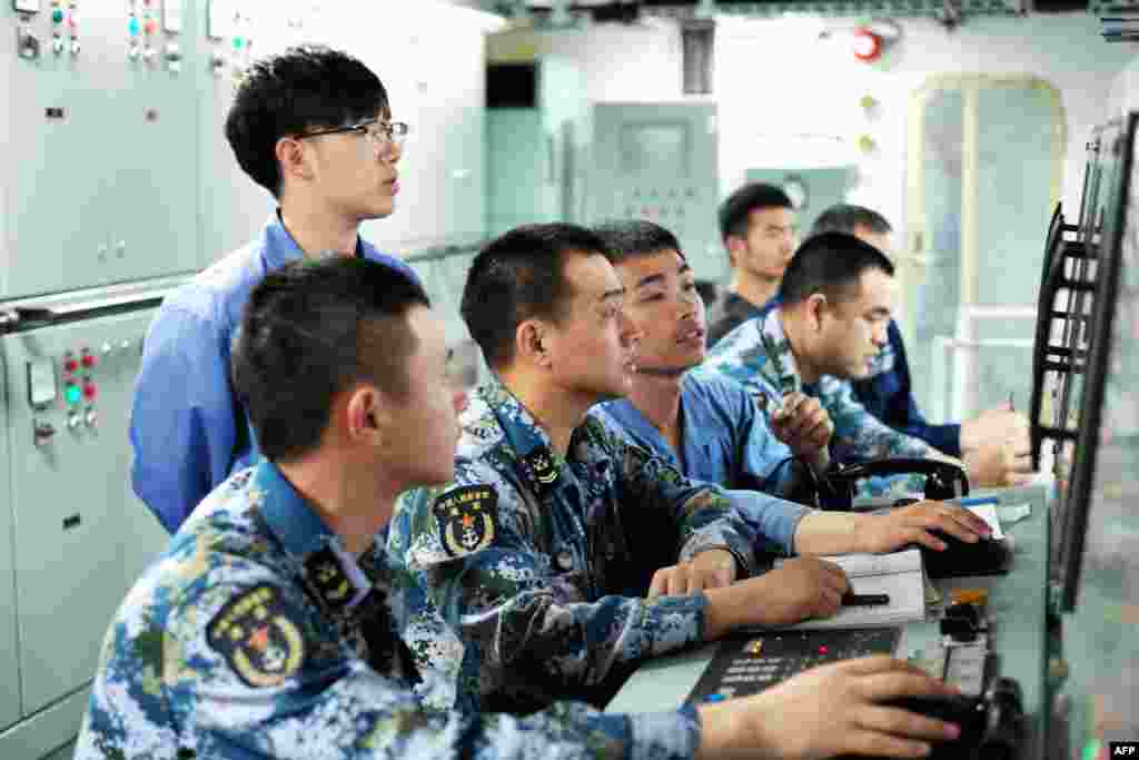 2018年5月18日发布的这张未注明日期的照片显示中国第一艘国产航空母舰“001A型”在海上试航时,中国海军人员在船上工作。这艘航母于2018年5月13日开始试航,于5月18日返回大连港。该军舰引起区域国家和地区以及世界媒体的密切关注。《纽约时报》称“这是中国海军扩张的又一座里程碑”。