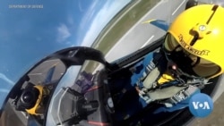 VOA英语视频: 美国战机列队飞行 致敬前线医护人员 VOA英语视频: 美国战机列队飞行 致敬前线医护人员