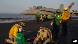 胡塞武装星期六声称攻击了美军航空母舰艾森豪威尔号,但遭到美国官员否认。图为战机准备自艾森豪威尔号起飞执行任务。