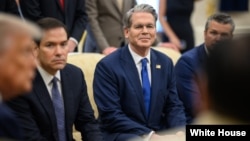 2025年7月22日,美国财政部长斯科特·贝森特在椭圆形办公室参加唐纳德·特朗普总统和菲律宾总统小费迪南德·马科斯的双边会谈。