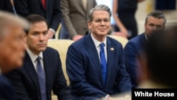 资料照片:美国财政部长贝森特(中)。2025年7月22日