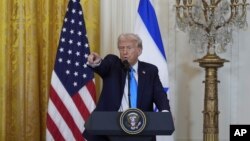 2025年2月4日,美国总统特朗普总统与以色列总理内塔尼亚胡在华盛顿白宫举行的新闻发布会时接受记者提问。