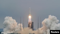 中国长征五号B遥二火箭2021年4月29日将空间站主舱发射升空(路透社转发)