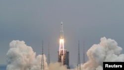 中国一枚长征5B火箭2021年4月29日将空间站主舱发射升空(路透社转发)