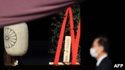 日本首相菅义伟向东京靖国神社供奉“真榊”祭品。(2021年4月21日)