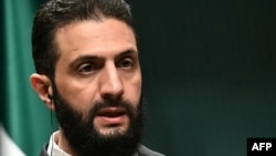 叙利亚过渡政府总统沙拉首度公开会见中国驻大马士革大使;中国过去多次支持前总统阿萨德。(法新社:2025年2月4日)