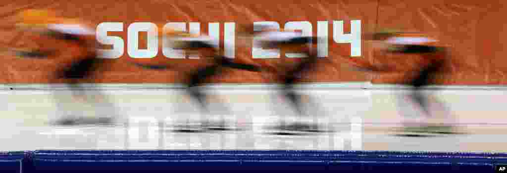 Các vận động viên trượt băng tốc độ Hà Lan tập luyện tại Trung tâm Adler Arena trước Thế vận hội mùa đông 2014 tại Sochi, ngày 4/2/2014.