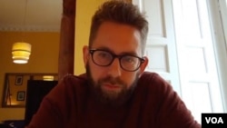 瑞典人权活动人士彼得·达林(Peter Dahlin) 通过Skype接受美国之音专访