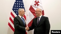 美国国防部长马蒂斯(左)2018年10月3日在布鲁塞尔与格鲁吉亚国防部长伊佐里亚握手