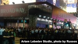 香港街头警民对峙数千人围观