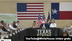 唐纳德·特朗普总统和第一夫人梅拉尼娅·特朗普在德克萨斯州克尔县巡视洪水造成的破坏,图为总统夫妇在克尔维尔与急救人员和当地官员举行圆桌会议。(2025年7月11日)