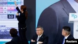 2023年11月18日，台北市，台湾民众党主席柯文哲在与媒体的新闻发布会上做出回应。（路透社）