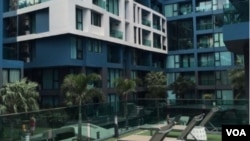 泰国芭提雅针对中国投资客销售的海景房,一室一厅一卫带阳台,售价约58万元人民币。(美国之音朱诺拍摄,2015年10月18日)