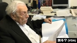 百岁议员伍尔夫(Lester Wolff)翻阅制定《台湾关系法》当时珍贵历史文件(2019年,樊冬宁摄)