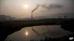 印度一家砖窑厂的大烟囱冒着烟,2015年1月26日