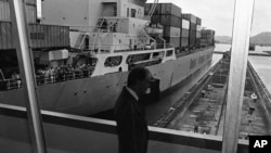 1978 年 6 月 17 日,时任美国总统卡特(Jimmy Carter)在运河区的米拉弗洛雷斯船闸视察巴拿马运河。周五,卡特签署了最终的巴拿马运河条约,于 2000 年将运河控制权移交给巴拿马。(美联社)