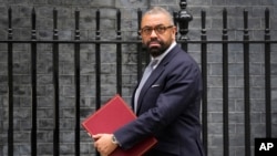 Міністр внутрішніх справ Великої Британії Джеймс Клеверлі заявив: “Наше повідомлення Росії чітке: припиніть цю незаконну війну. Виведіть свої війська з України. Припиніть цю зловмисну діяльність”. AP Photo/Kirsty Wigglesworth
