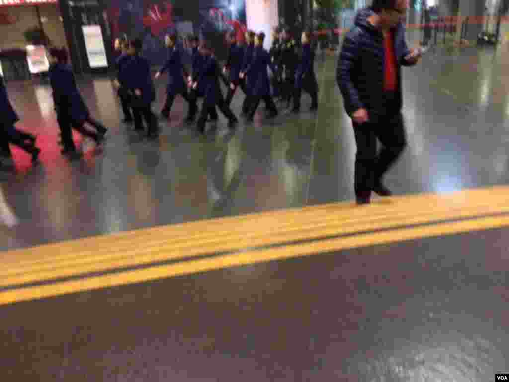 周六晚7:50许,北京国家大剧院女服务员排队离场。(美国之音叶兵拍摄)