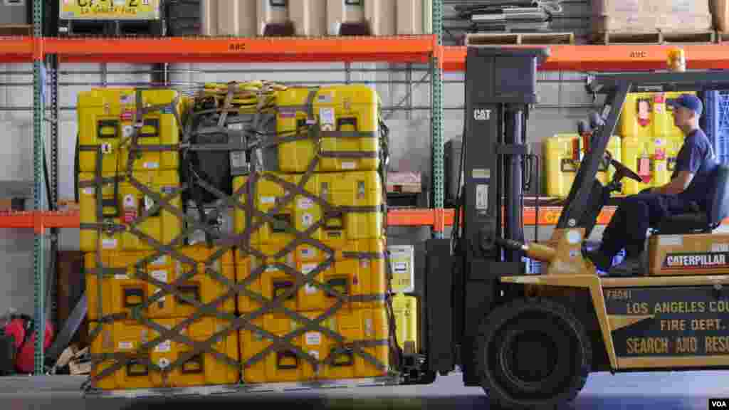 救援设备重达25吨(美国之音国符拍摄)