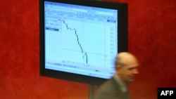 Thị trường chứng khoán ở Moscow bị tác động nhiều nhất, khoán giảm hơn 11% điểm, xóa sạch gần 60 tỉ USD trị giá của những công ty Nga.