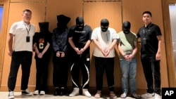 资料照片:缅甸警方在缅甸仰光的仰光国际机场将五名电信和网络诈骗犯罪嫌疑人移交给中国警方。(2023年8月26日)