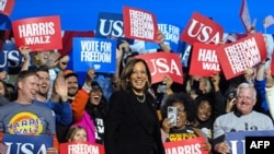 美国民主党总统候选人,现任副总统卡玛拉·哈里斯(Kamala Harris)与支持者在匹兹堡的一次竞选集会上。(资料照)