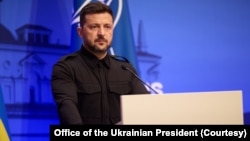 乌克兰总统泽连斯基在立陶宛首都维尔纽斯峰会期间向媒体发表讲话。(2025年6月2日)