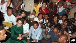 Bà Aung San Suu Kyi nói chuyện với những người phản đối.